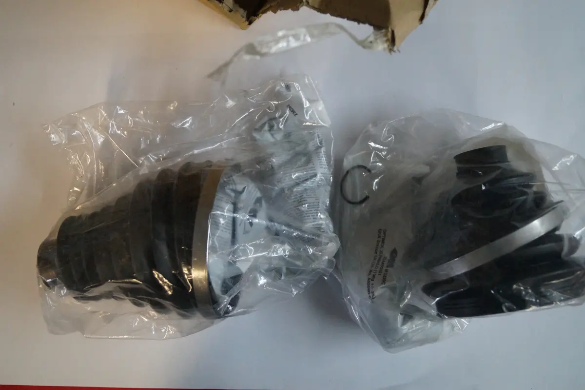 New Land Rover Cv Boots Part # Tdr500070. Fits Land Rover Lr3 2006-2009.Land Rover Lr4 2010-2013.Range Rover 2010-2013,Range Rover 4.2L Engine 2006-2009.Range Rover Sport With 4.4 2006-2008. 1