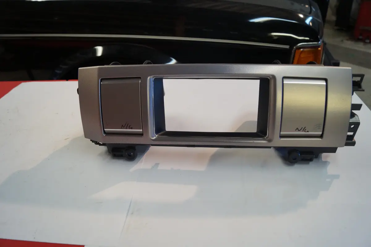 Used Jaguar Xf Center Dash Vent/Panel Cover Part # C2z15527. Fits Jaguar Xf 2009 1