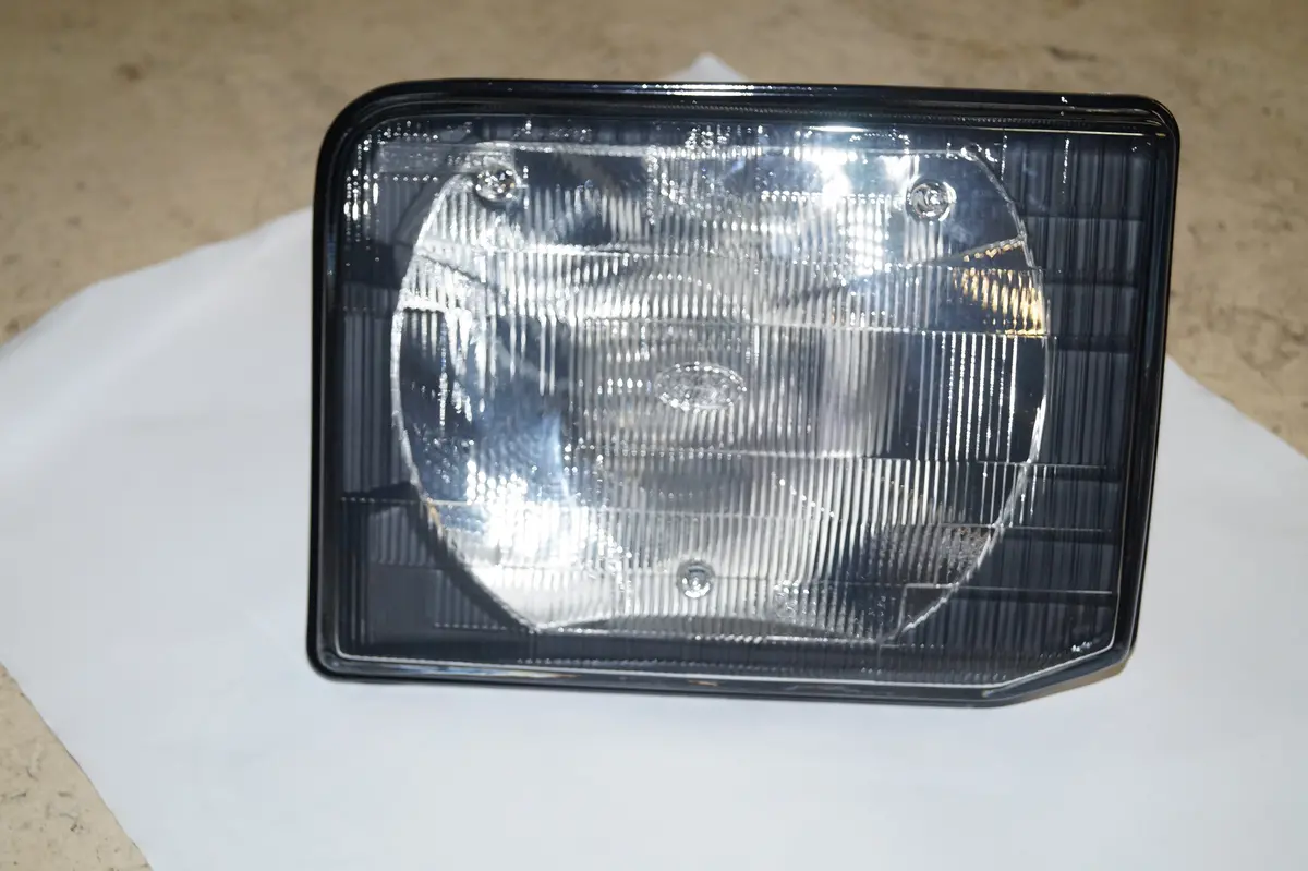 New Composite Headlight Assembly Land Rover Part #Xbc105170. Fits Land Rover Discovery 1999-2002. 1