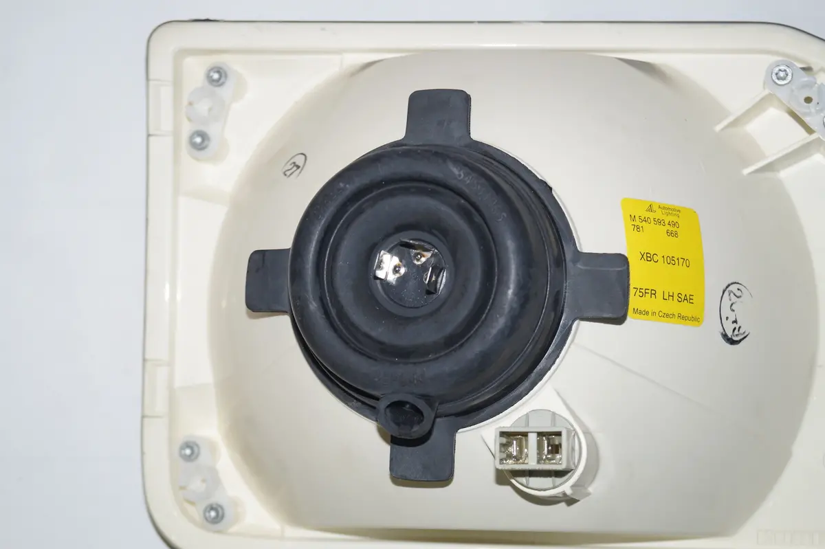 New Composite Headlight Assembly Land Rover Part #Xbc105170. Fits Land Rover Discovery 1999-2002. 2