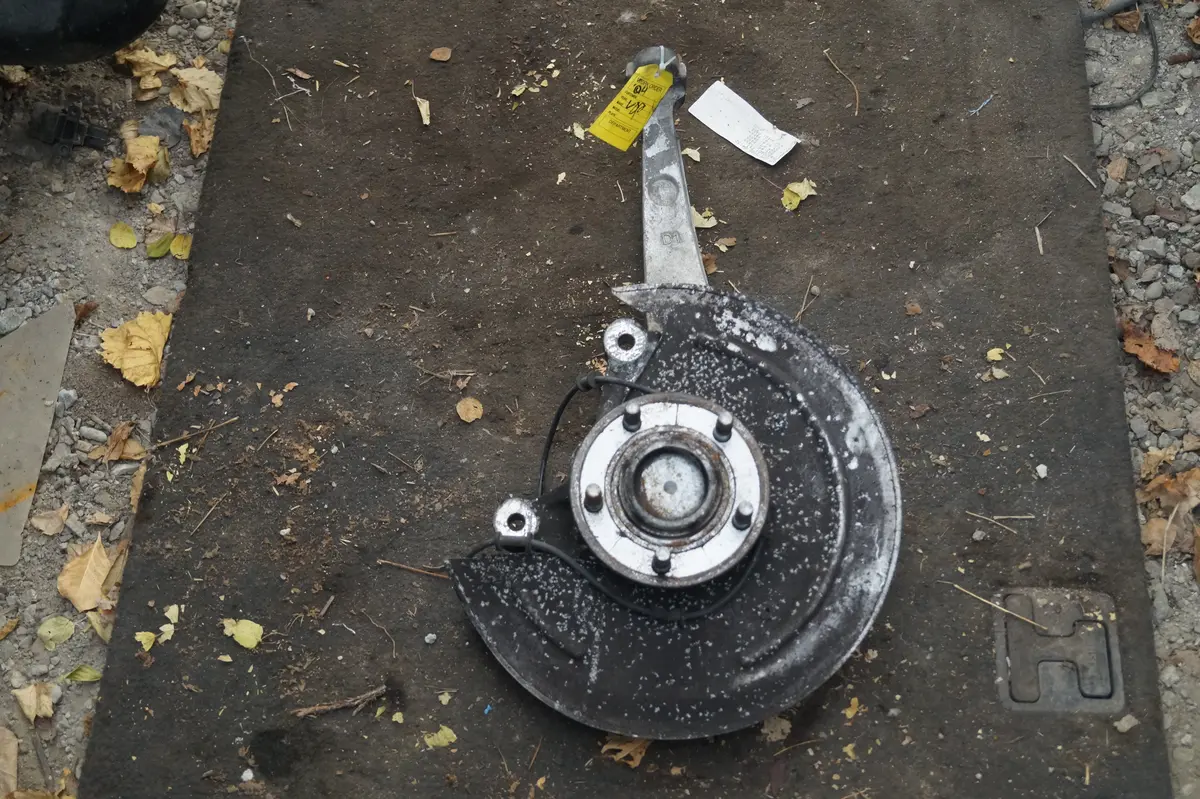 Used Jaguar Front Hub And Steering Knuckle Part #C2c5788. Fits Jaguar Xj8,Xk,Xkr,Super V8 2004-2009. 1