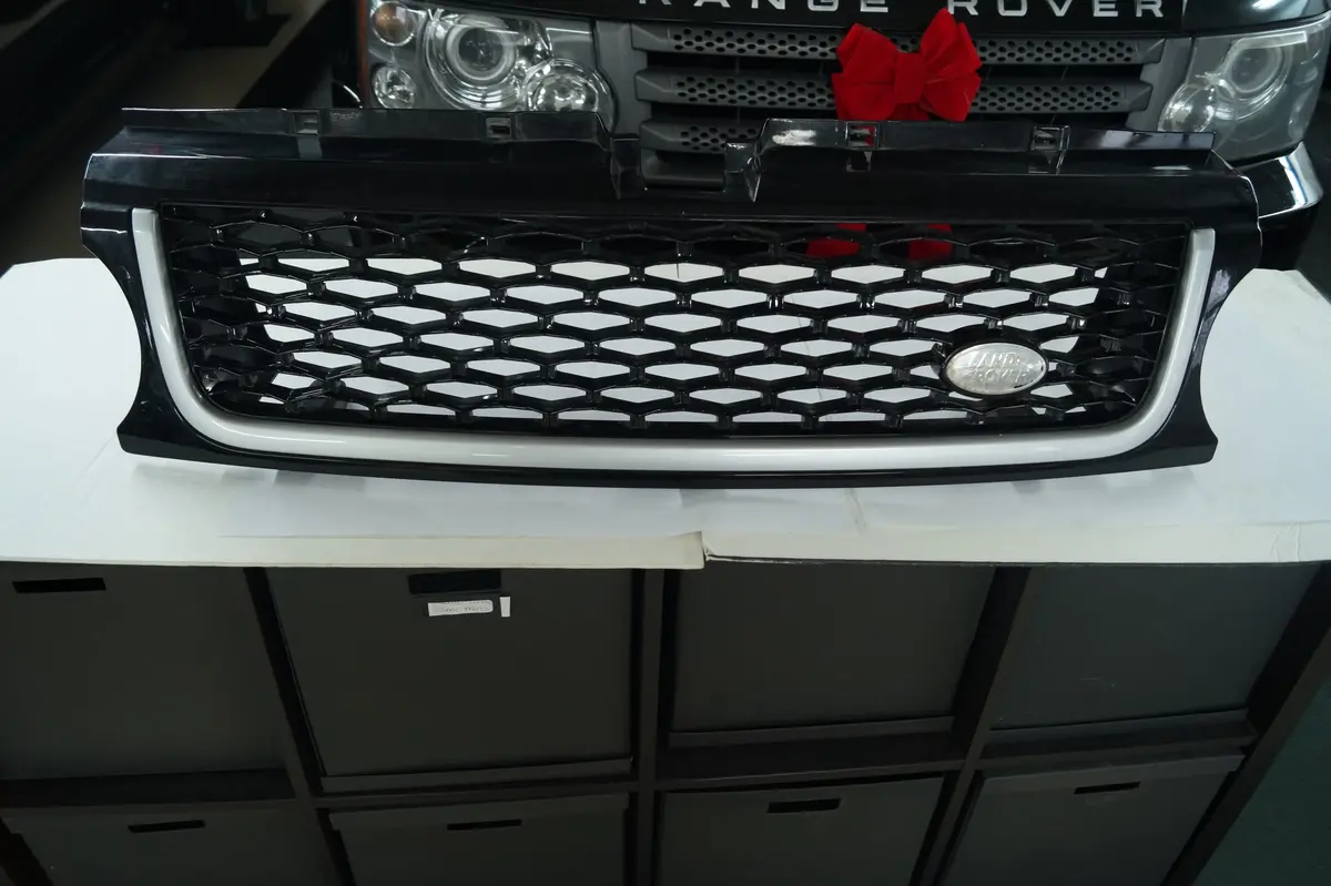 Used Front Grille For Land Rover Part #Lr020926. Fits Range Rover Supercharged 2010 1