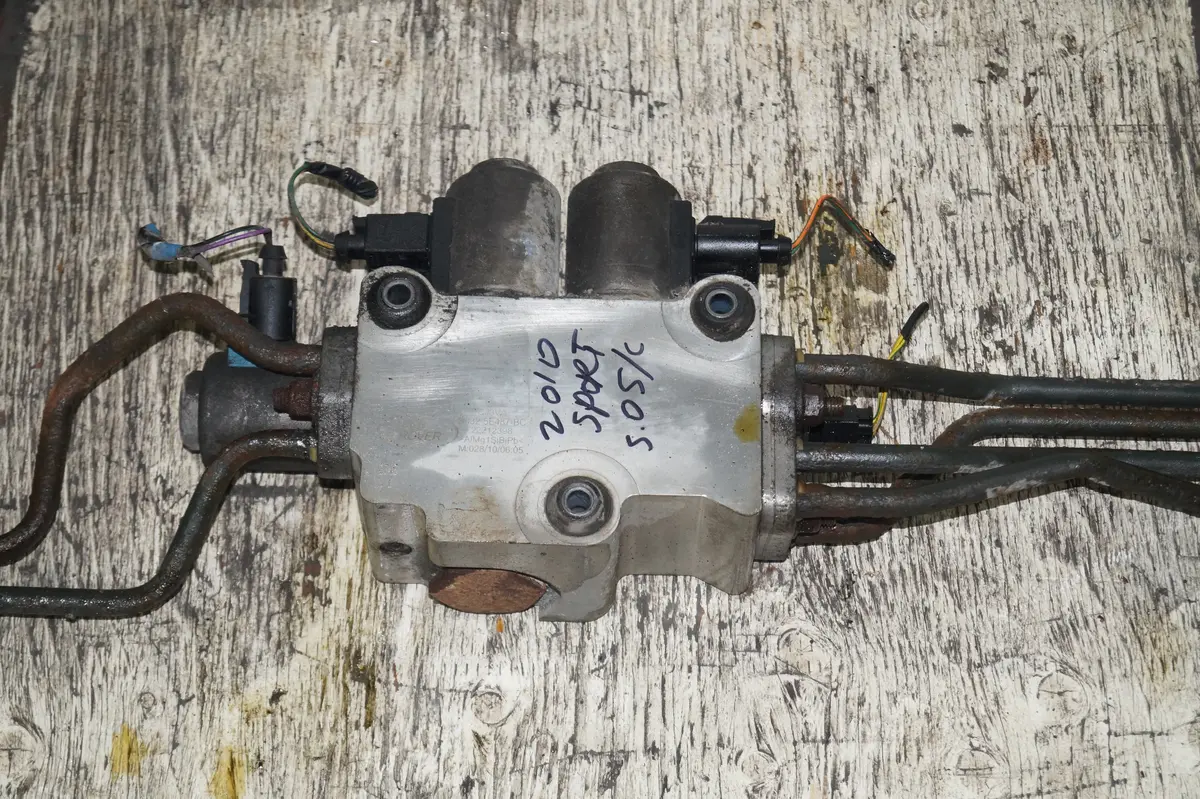 Used Active Roll Enhancement Cornering(Ace)Valve Block For Land Rover Part #Rvh500110. Fits Range Rover Sports 2006-2013. 1