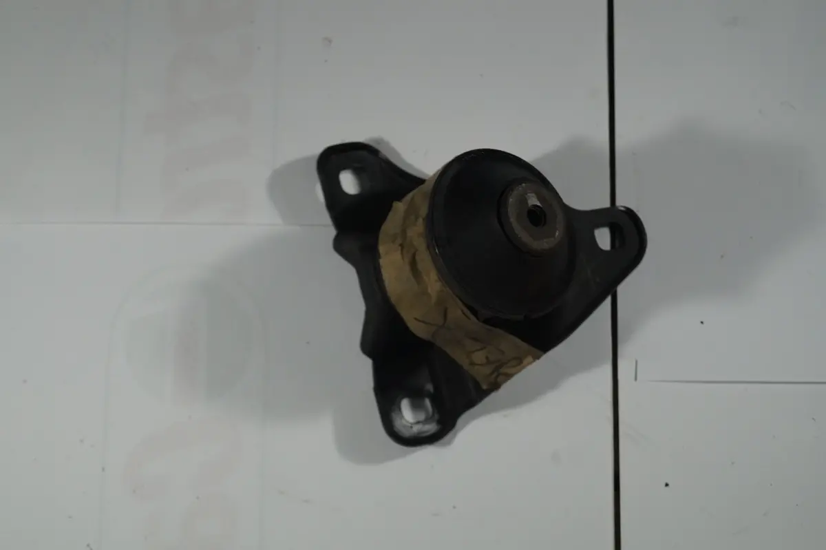 Used Jaguar X Type Drivers Side Engine Mount And Bracket Part #C2s46677. Fits Jaguar X Type 2002-2008. 1