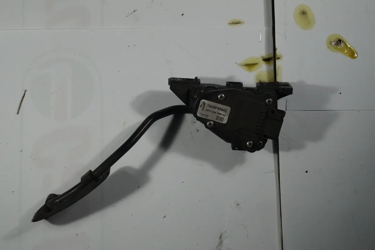 Used Jaguar Accellerator Pedal Part #C2s3605. Fits Jaguar X Type 2001-2004 1