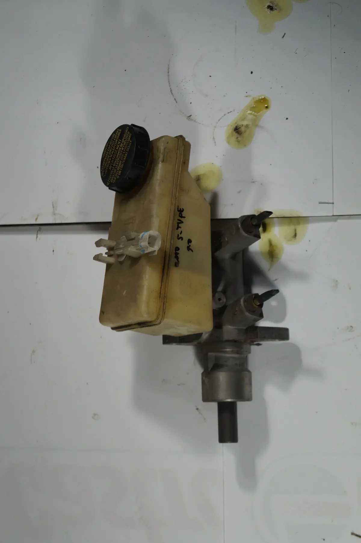 Used Jaguar Master Brake Cylinder And Reservior Part # Xr810526. Fits Jaguar S Type 2000-2002. 1