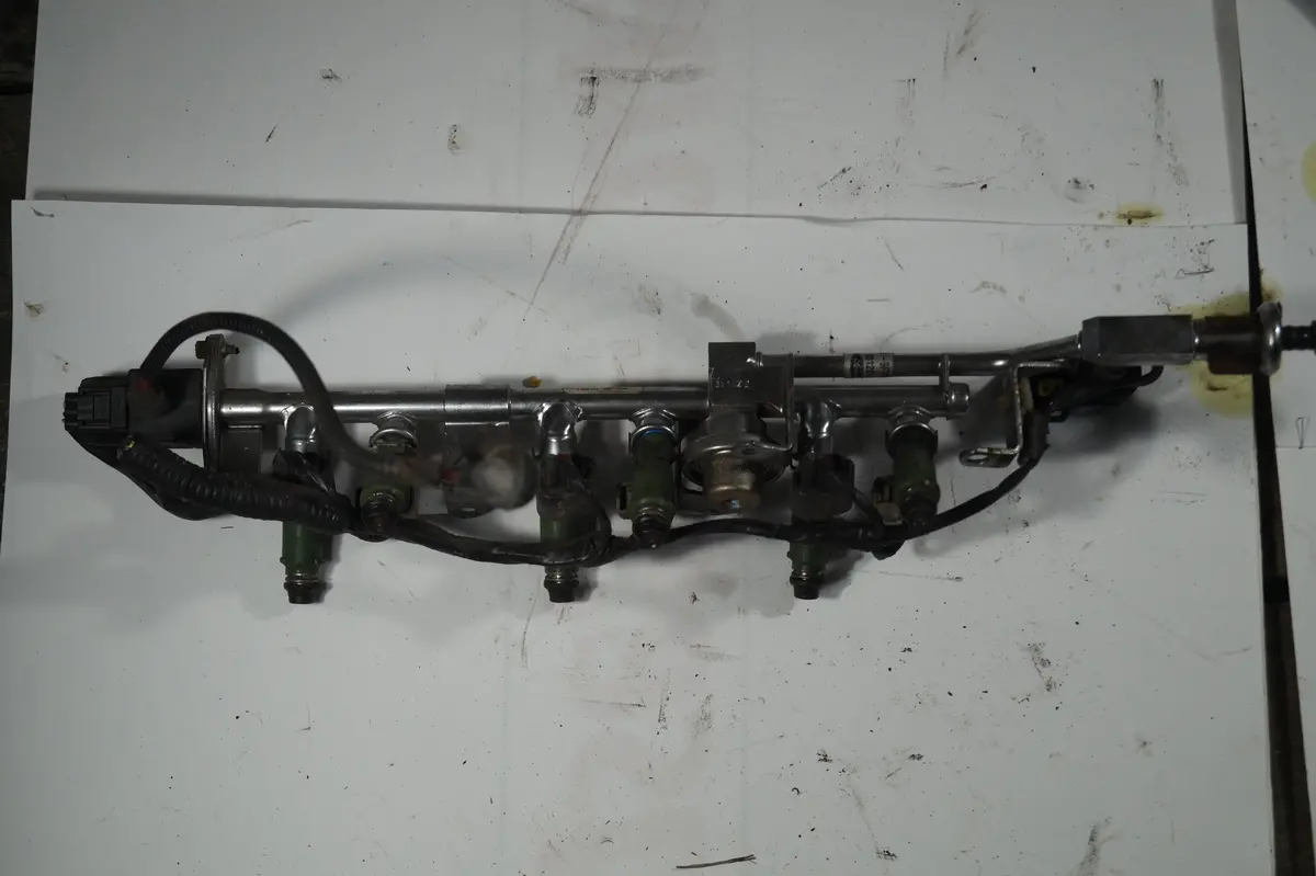 Used Jaguar X Type Fuel Injection Rail With Injectors And Sensor Part # 1X4e-9F792-Ba. Fits Jaguar X Type 2004. 1