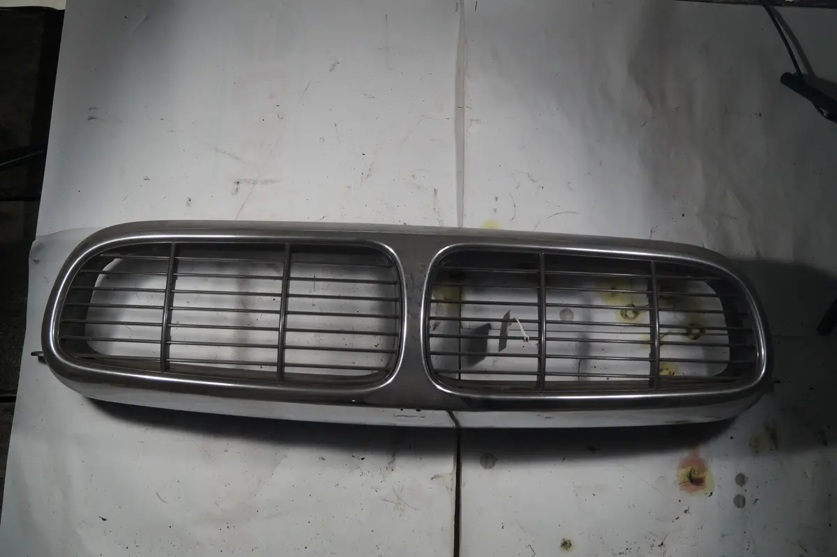 Used Jaguar  Grille Molding With Slats Part #2W93-8A100a. Fits Jaguar Xj8,Xjr 2004-2007. 1