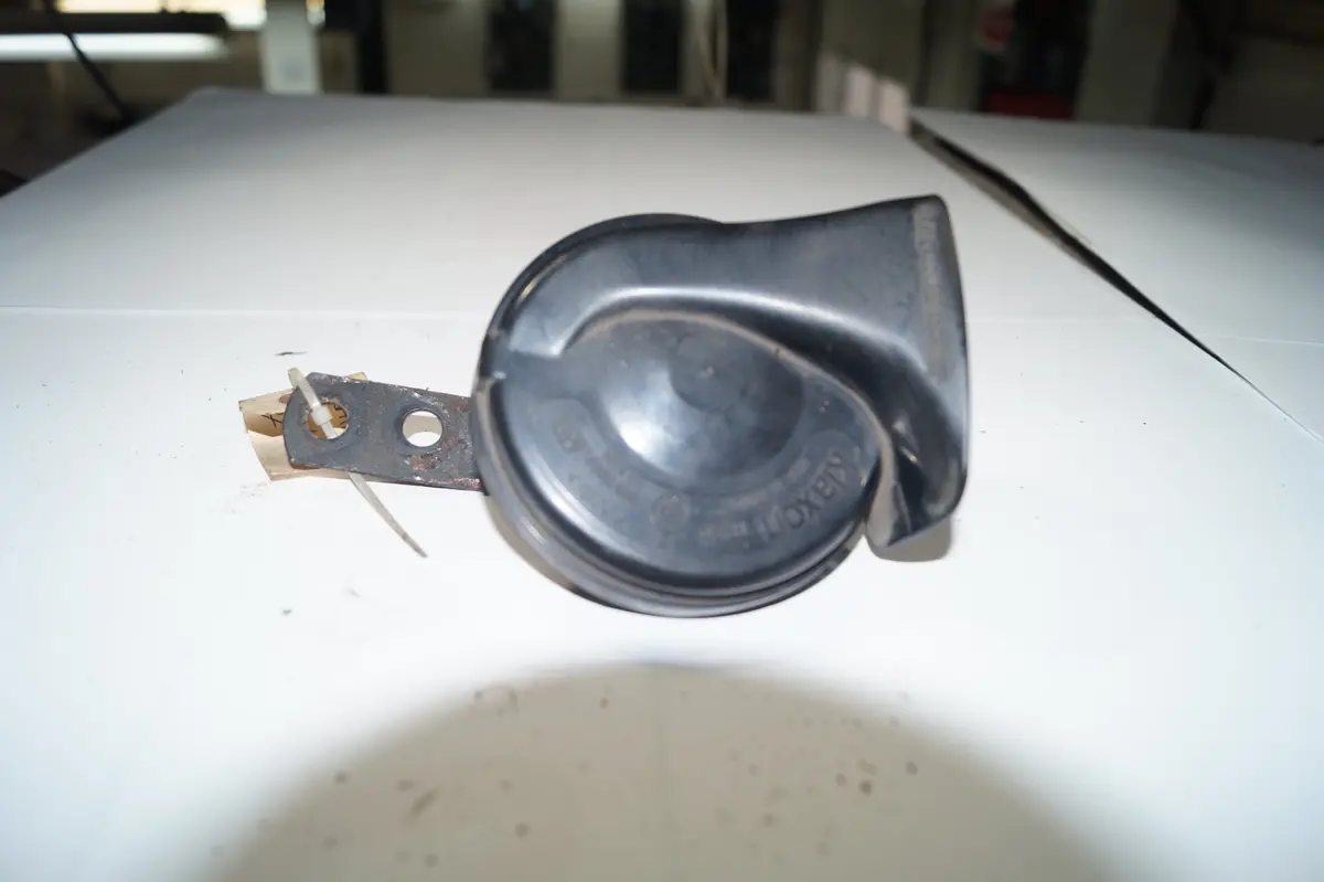 Used Jaguar Horn Part #Dac10737.Fits Jaguar Xjs,Xjr,Xj6,Xj12 1994-1996. 1