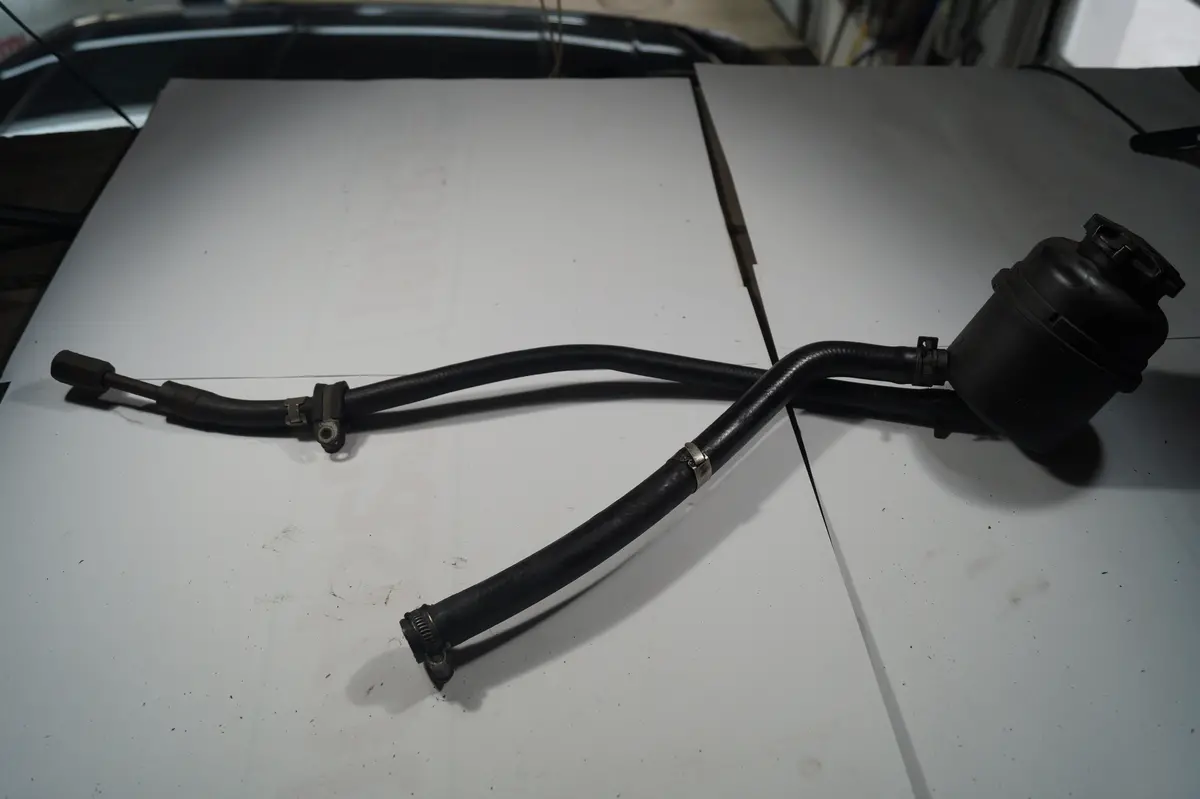 Used Jaguar Power Steering Fluid Reservoir Part #C2s34667. Fits Jaguar X Types From 2002-2008 1