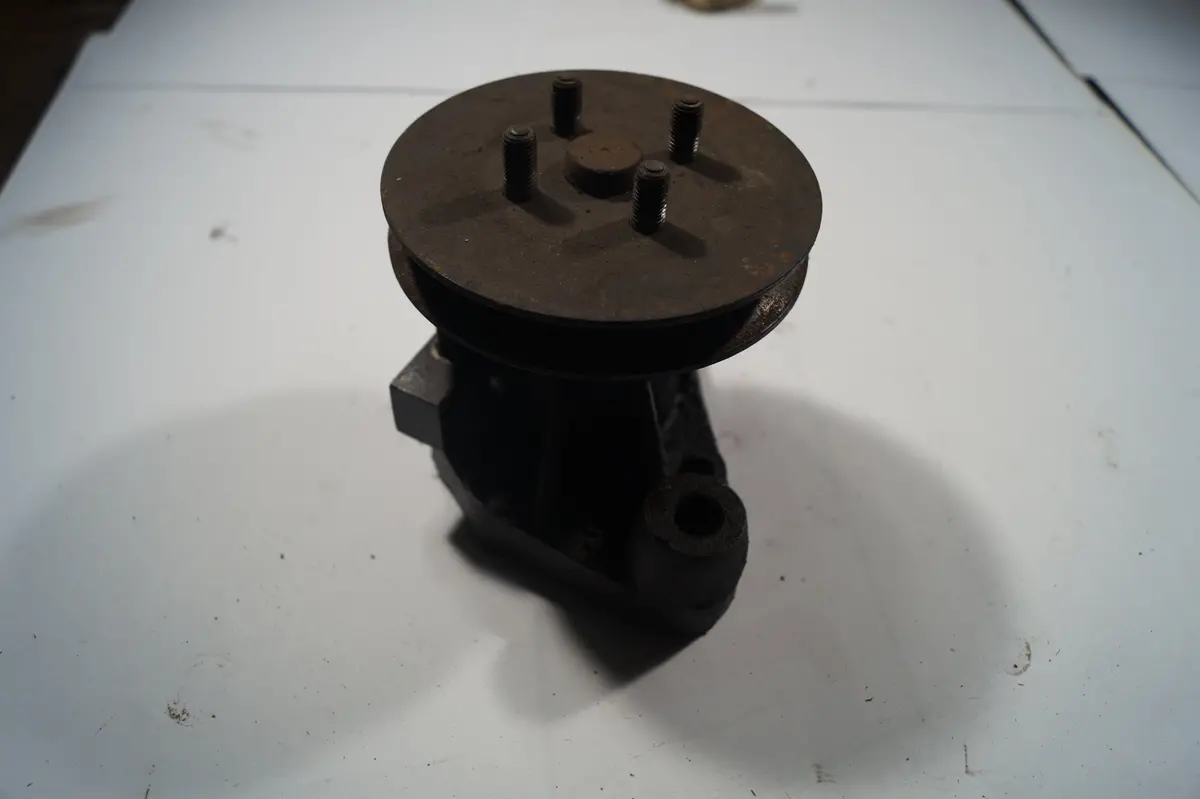 Used Jaguar Fan Bearing Housing Part #Eac3038. Fits Jaguar Xjs,Xj12 And Jaguar Series 3. 1
