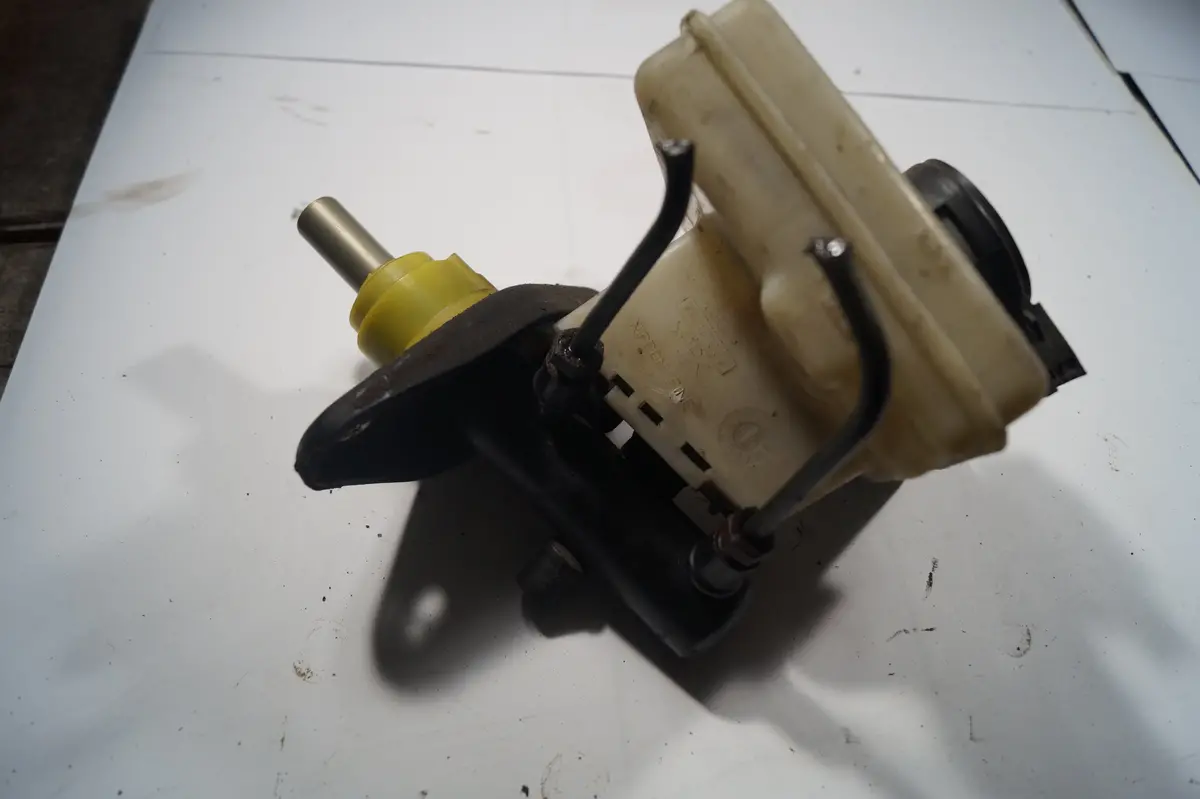 Used Land Rover Master Cylinder Brake Reservoir And Cylinder  Part #Sjj100362. Fits Land Rover Discovery 1999-2004 1