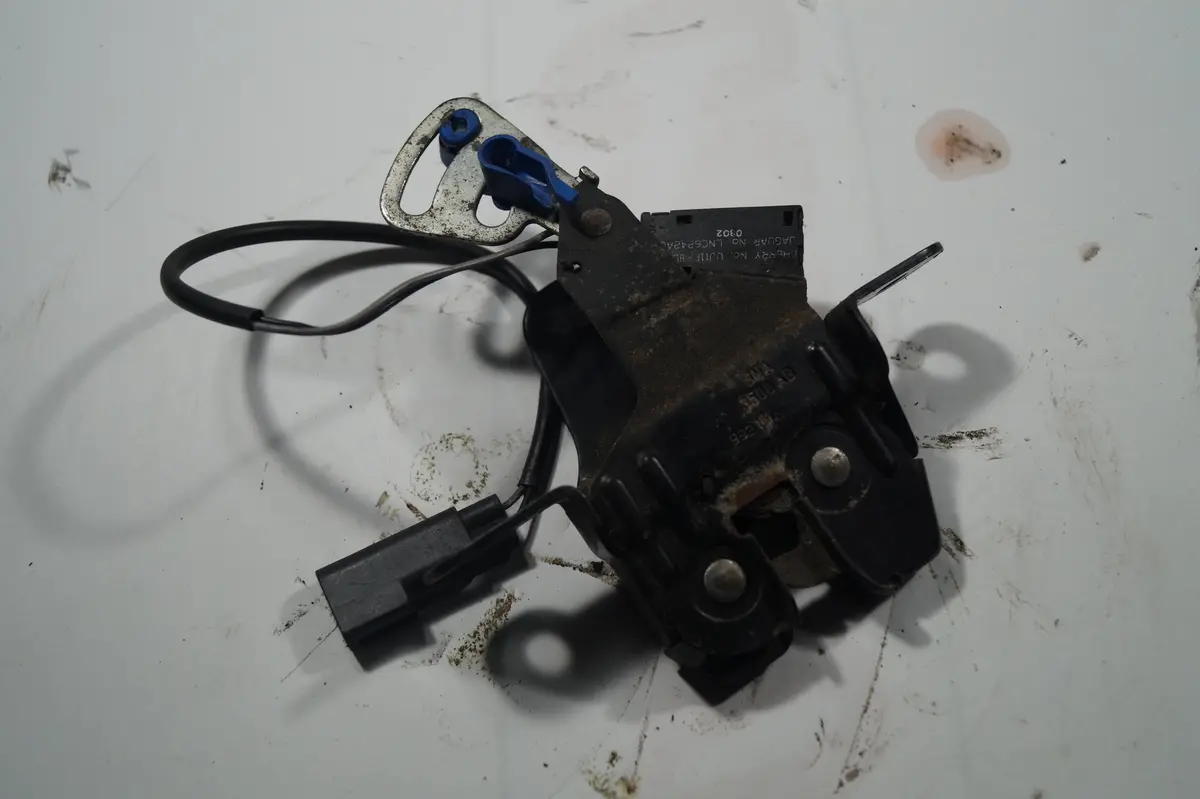 Used Jaguar Left Front Door Latch Part #C2c30690. Fits Jaguar Super V8,Vdp,Xj8,Xjr,Xk8 2003-2009 1