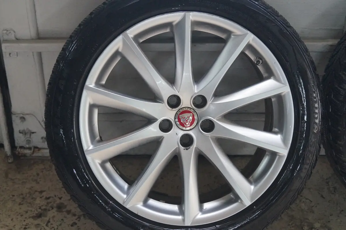 Used Staggered Winter 19" Winter Tire And Rim Package For Jaguar Xj 2