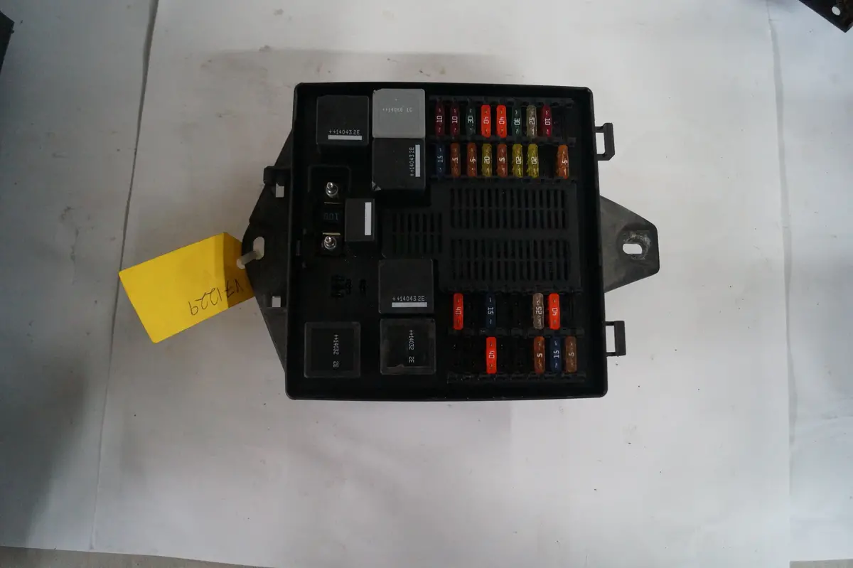 Used Jaguar Front Fuse And Relay Center Part #C2d33548. Fits Jaguar Xj Series 2013-2015 1