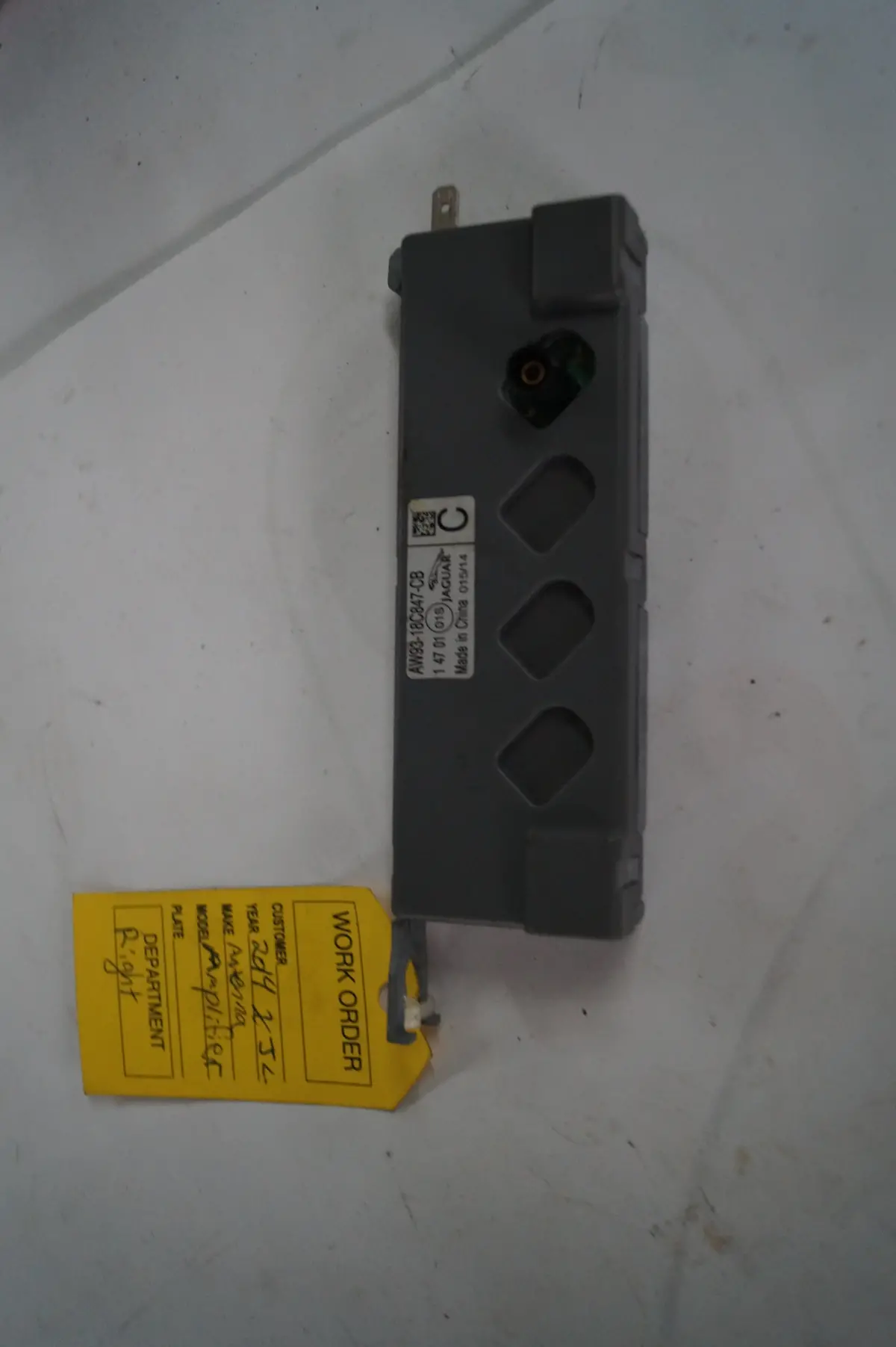 Used Jaguar Antenna Amplifier Part #C2d2984. Fits Jaguar Xj Series 2011-2019 2