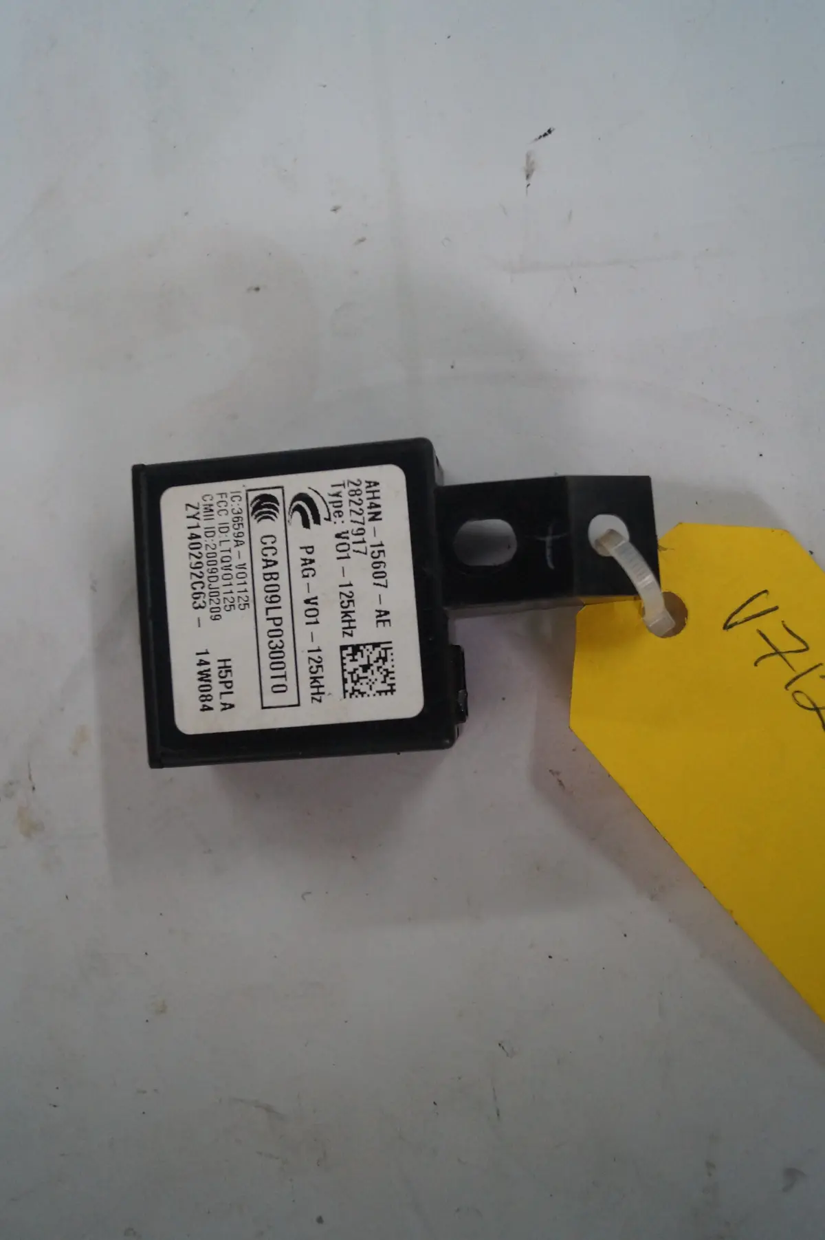 Used Jaguar Keyless Entry Receiver Transmitter Part #C2d2942. Fits Jaguar Xj 2011-2019, Jaguar F Type 2014-2020,Jaguar I Pace 2019-220,Jaguar E Pace 2018-2020 1