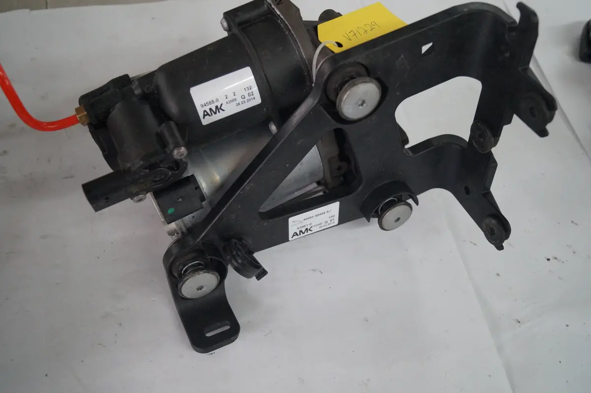 Used Jaguar Air Suspension Compressor Part #C2d47540. Fits Jaguar Xj Series 2011-2015. 1