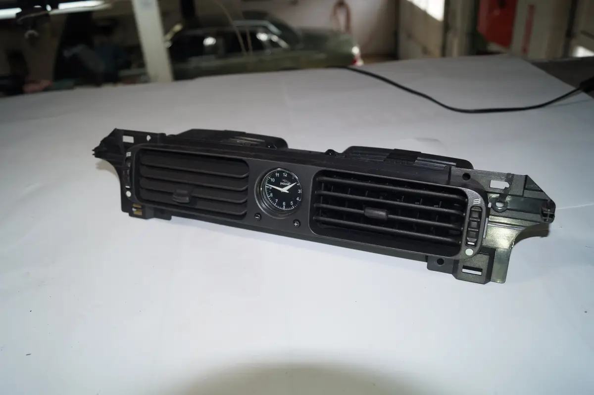 Usd Jaguar Dashboard Air Vent Part #Gnd6770ab. Fits Jaguar Xj8,Vdp And Xjr 1998-2003. 1