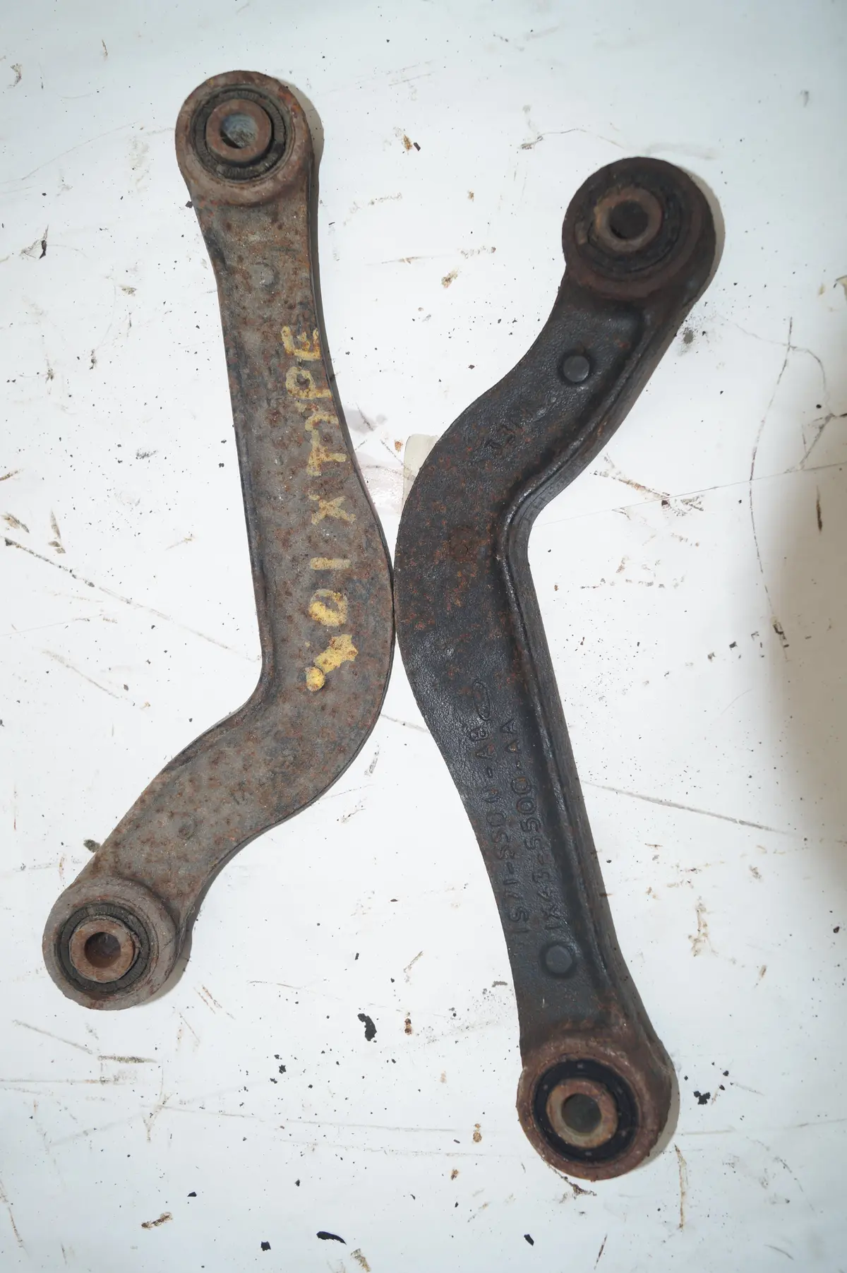 Used Jaguar Suspension Control Arm Part #C2s39484. Fits Jaguar X Type 2002-2008. 1