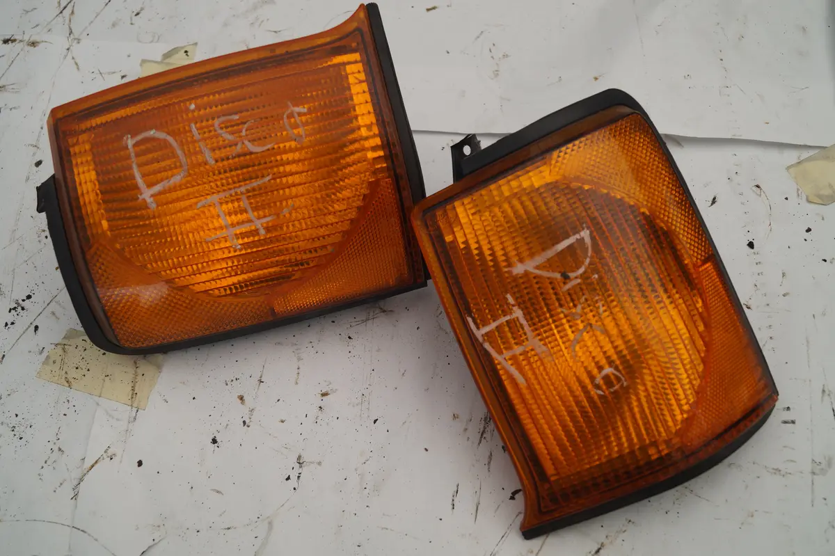 Used Discovery 2 Right And Left Turn Signal Light Assembly Part #Xbd100870, Xbd100880. Fits Landrover Discover 1999-2002. 1