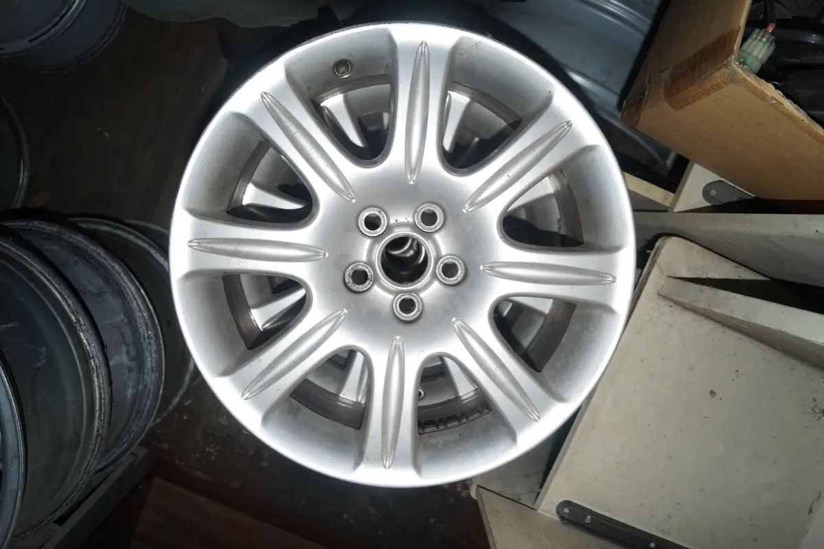 Used Jaguar 18" Rim Part #C2c17295. Fits Jaguar Xj8 2004,2005,2006,2007,2008,2009, Jaguar Super V8 2005-2009, Jaguar Xjr 2004-2009. 1