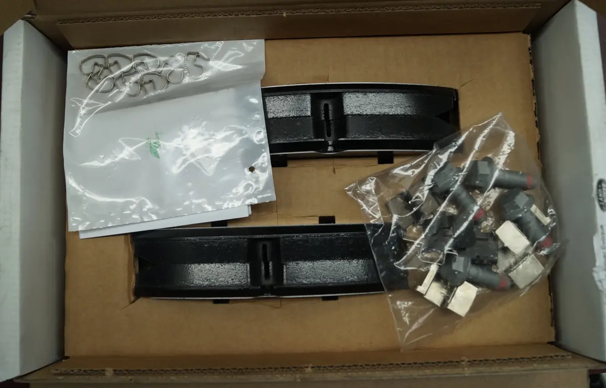 New R/R Evoque And Discovery Sport Disc Brake Pad Set | Part # Lr140696 2