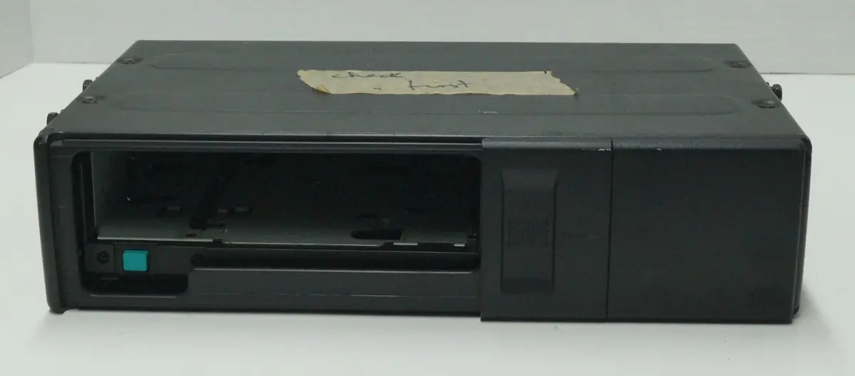 1999 - 2004 Land Rover Discovery 2 (L318) Cd Changer | Part # - Xqe100240/Lrn50500 2