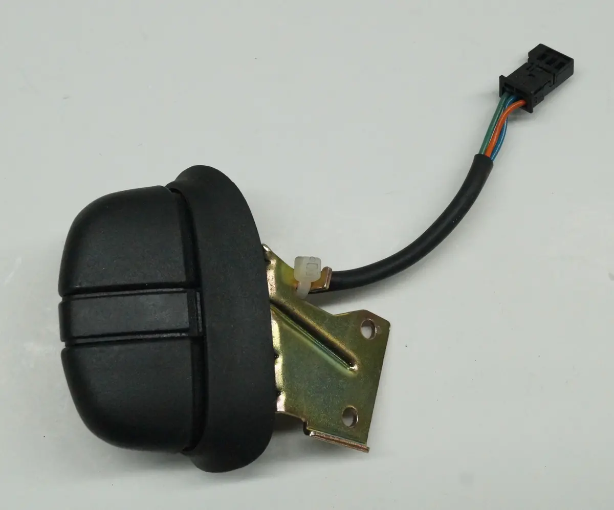 1999 - 2004 Land Rover Discovery 2 (L318) Steering Wheel Cruise Control Switch | Part # - Yuh100320 1