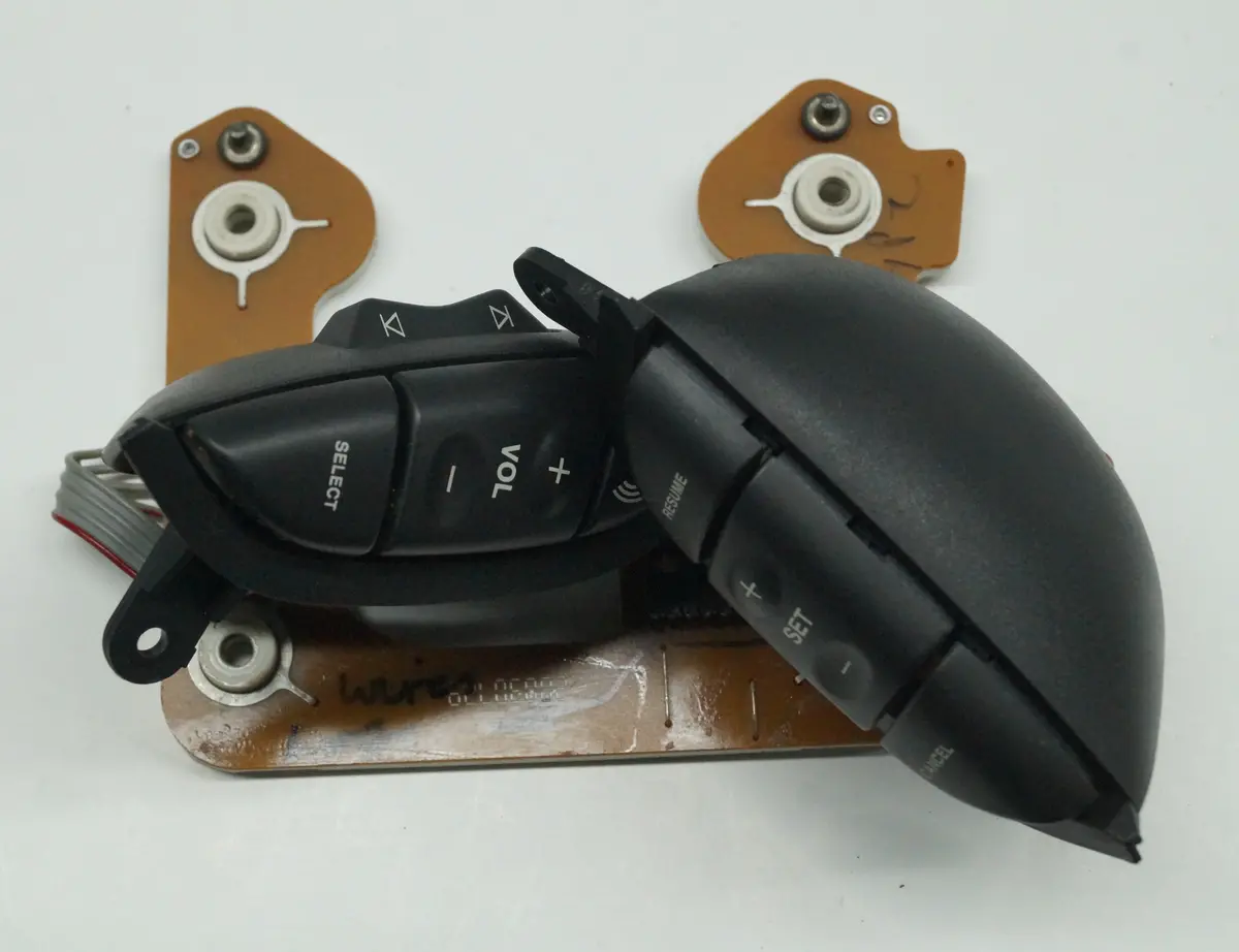 2003 - 2008 Jaguar S-Type (X200) Steering Wheel Horn Push W/ Stereo And Cruise Controls 1