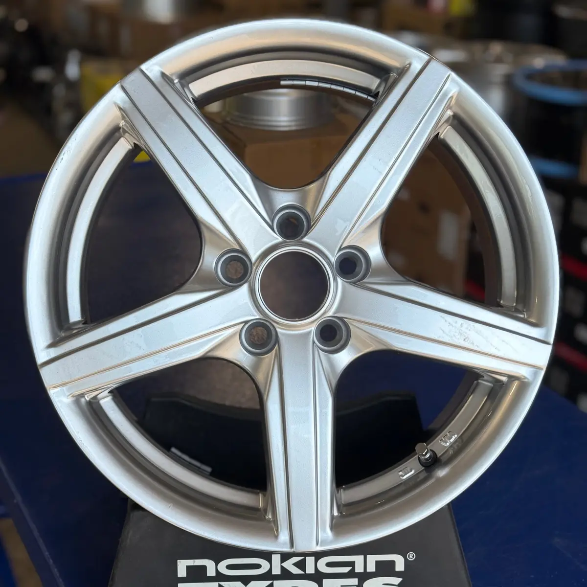 Mega Wheels Heliosera 7X16 5X105 Et38 56.6 Hyper Silver - Komplett Sats 1