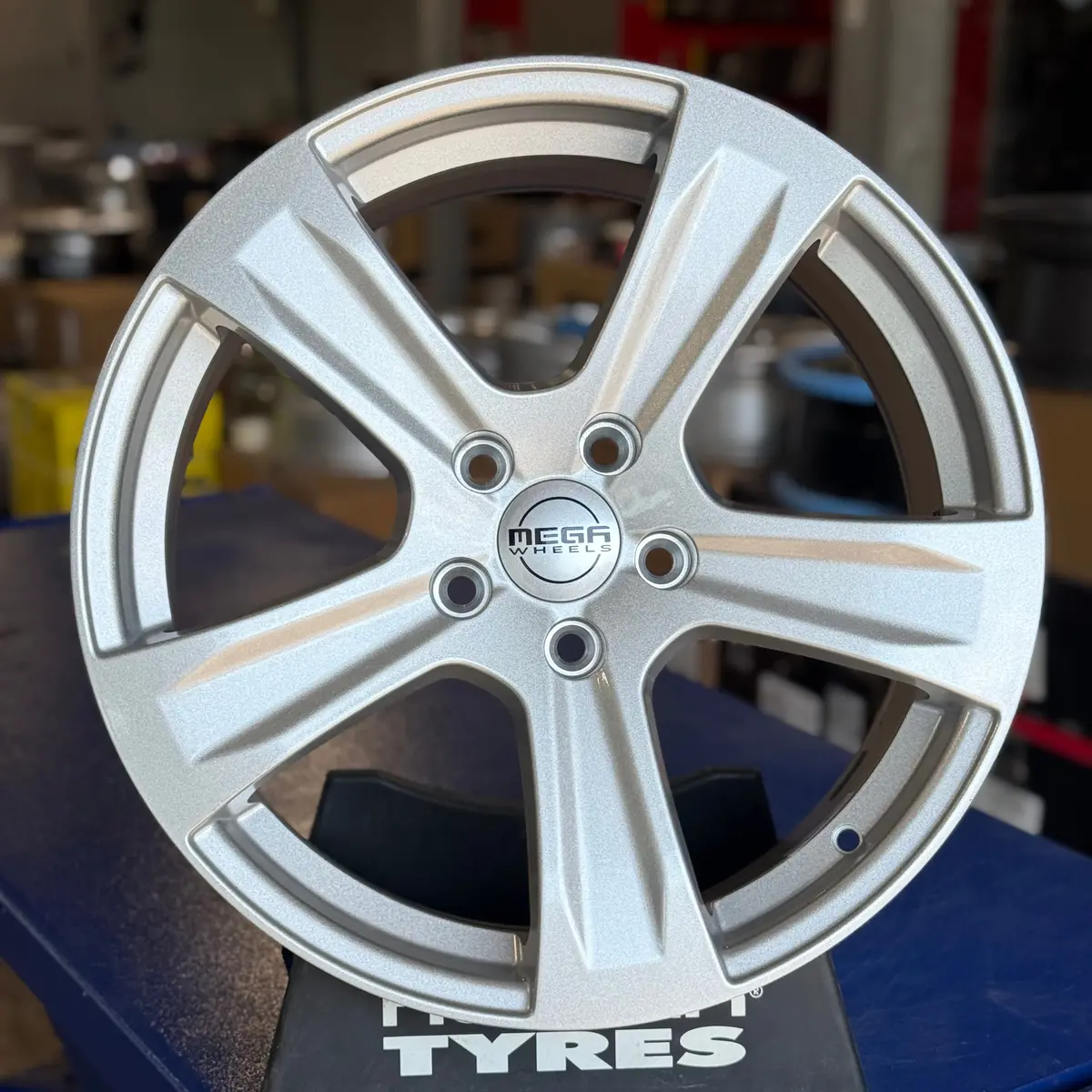 Mega Wheels Leo 8X18 5X114,3 Et40 64,1 Silver - Komplett Sats 1