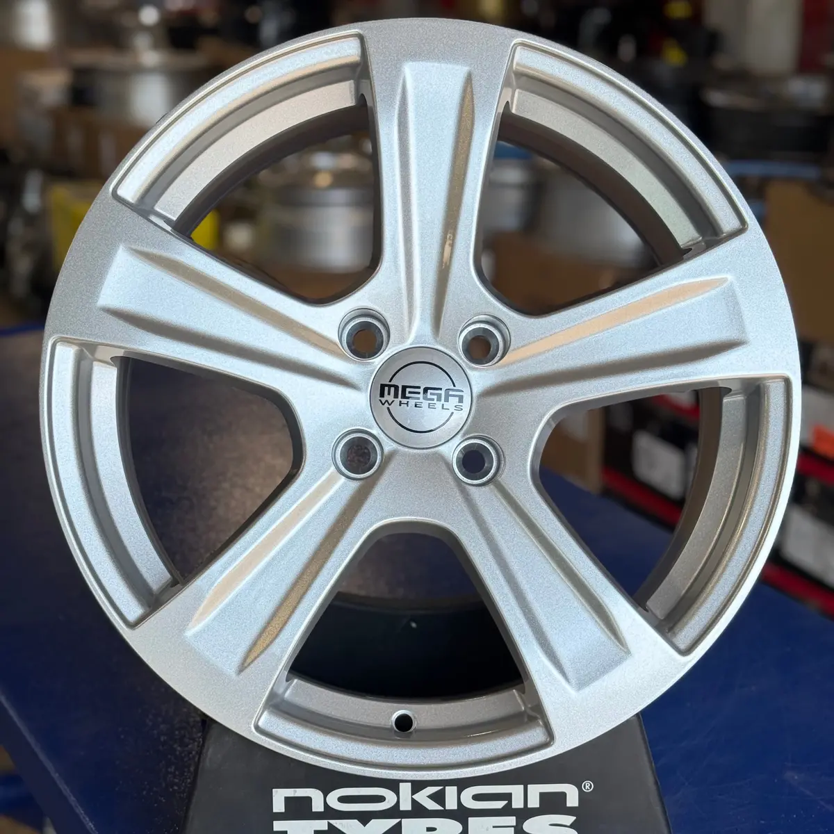 Mega Wheels Leo 7,5X17 4X108 Et32 65,1 Silver - Komplett Sats 1