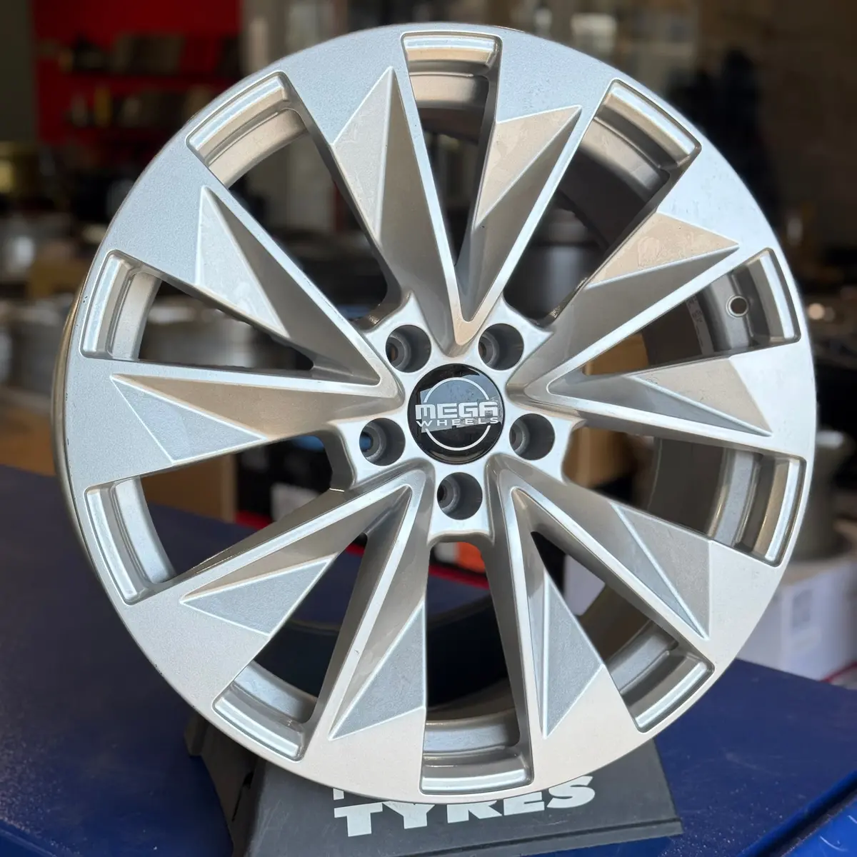 Mega Wheels Zenith 9X19 5X112 Et42 66,6 Dark Silver - Komplett Sats 1