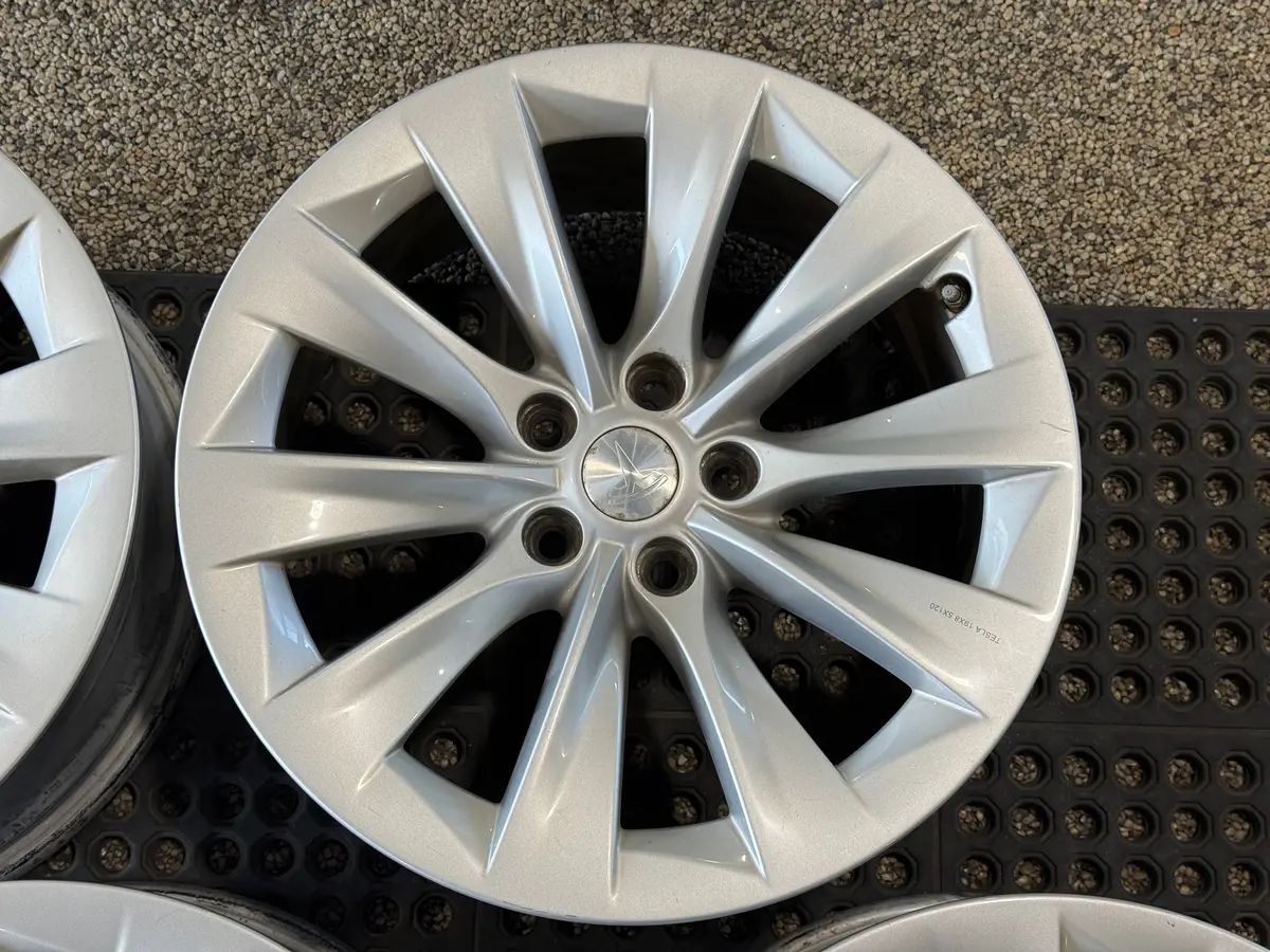 Tesla Model S Original Slipstream Silver 19" 19X8,0 5/120 Et40 64,1 3