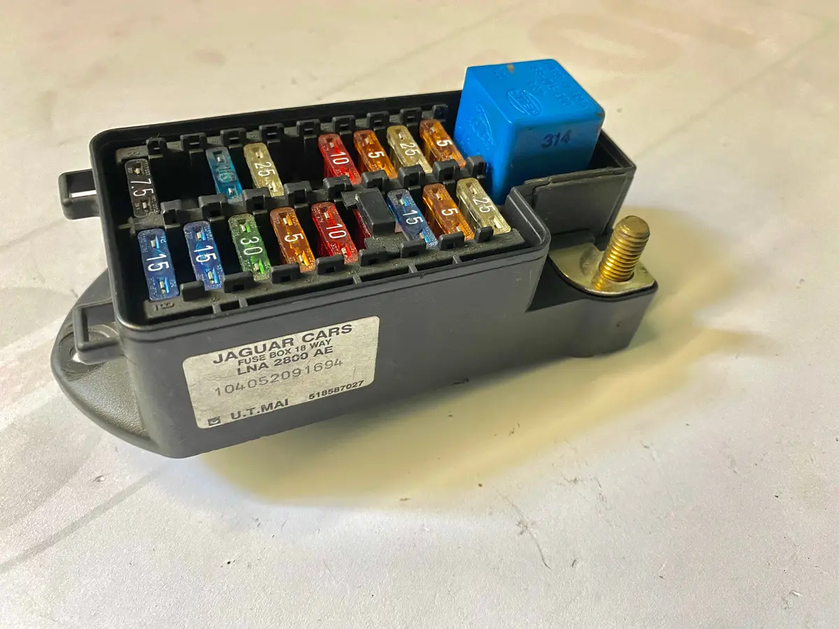 Used Jaguar Fuse Relay Box Part #Lna-2800-Ae. Fits Jaguar Xj6 1995. 1
