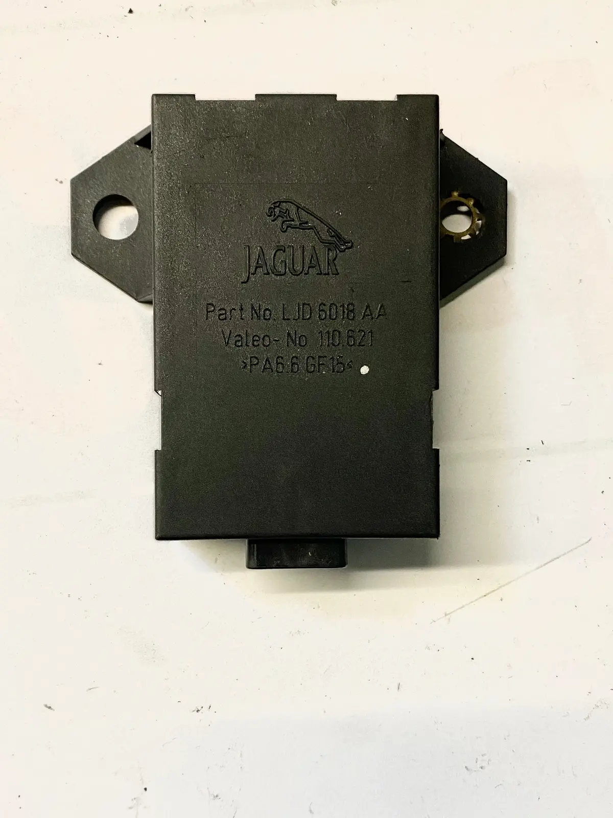 Used Jaguar Rain Sensor Wiper Control Part #Ljd-6018-Aa. Fits Jaguar Xj8 2000-2002. 1