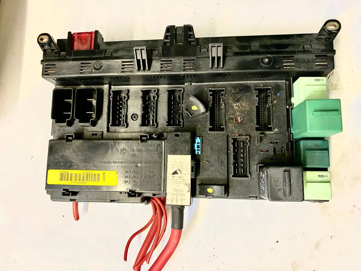 Used Land Rover Front Fuse Relay Box Part #Ypp000020. Fits Land Rover Freelander 2002-2005, Range Rover 1999-2005 1