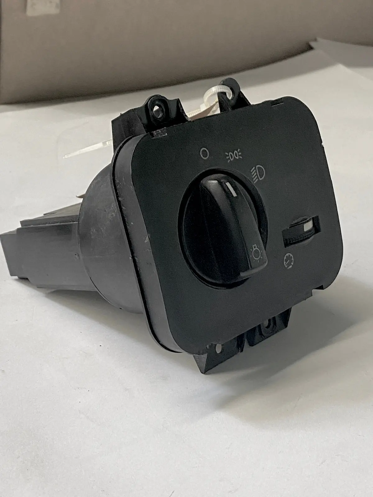 Used Headlight Control Switch For Land Rover Part #Yud501200pvj. Fits Land Rover Lr3 2006-2009, Range Rover Sport 2006-2009. 1