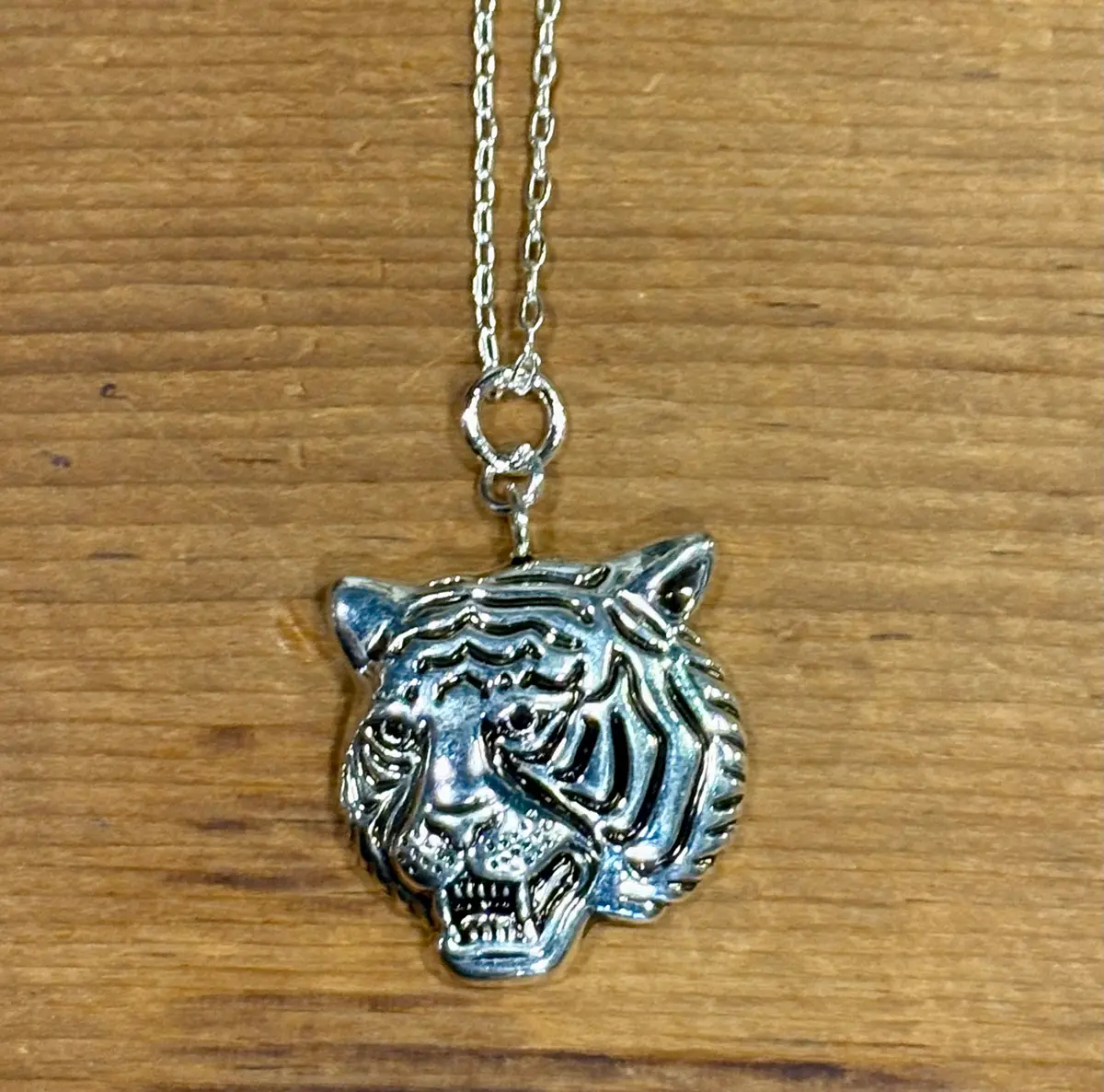 Tiger Stripe Pendant Necklace / Silver 1