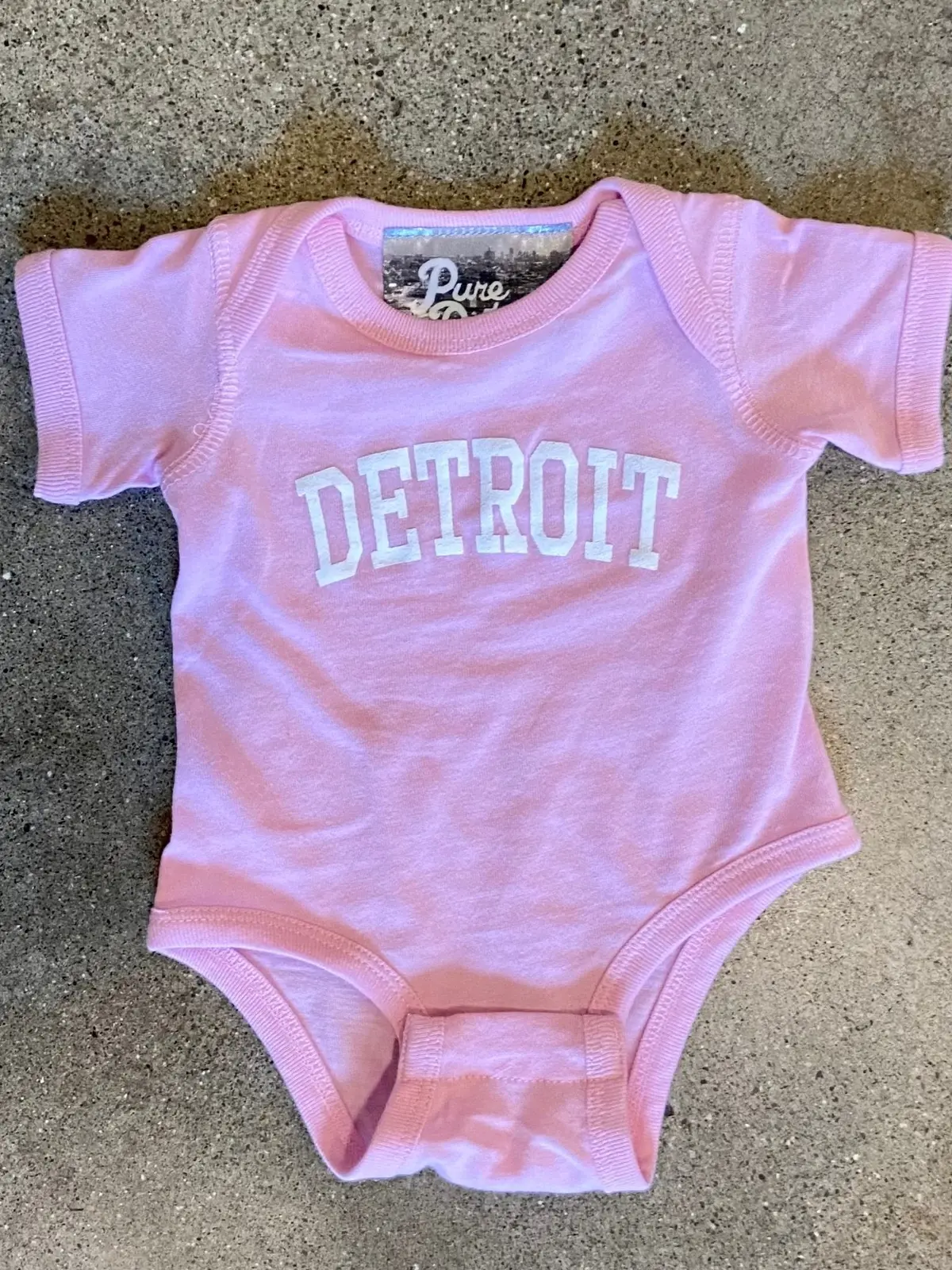Detroit Collegiate Arch Onesie / Pink / Baby 1