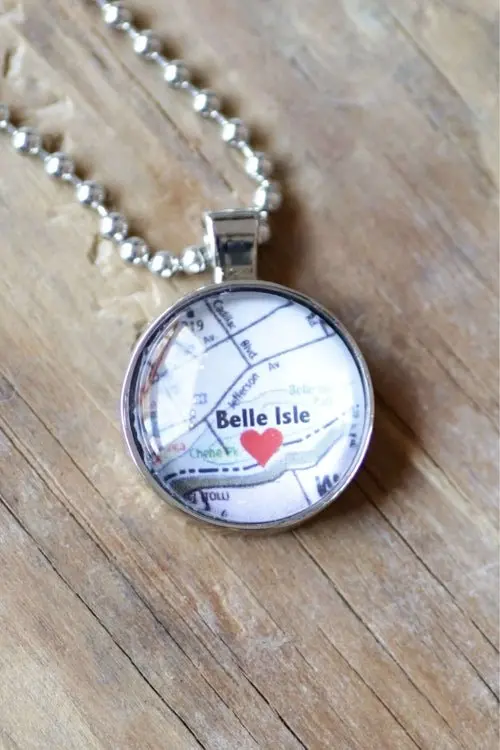Love Belle Isle Necklace / Shiny Silver 1